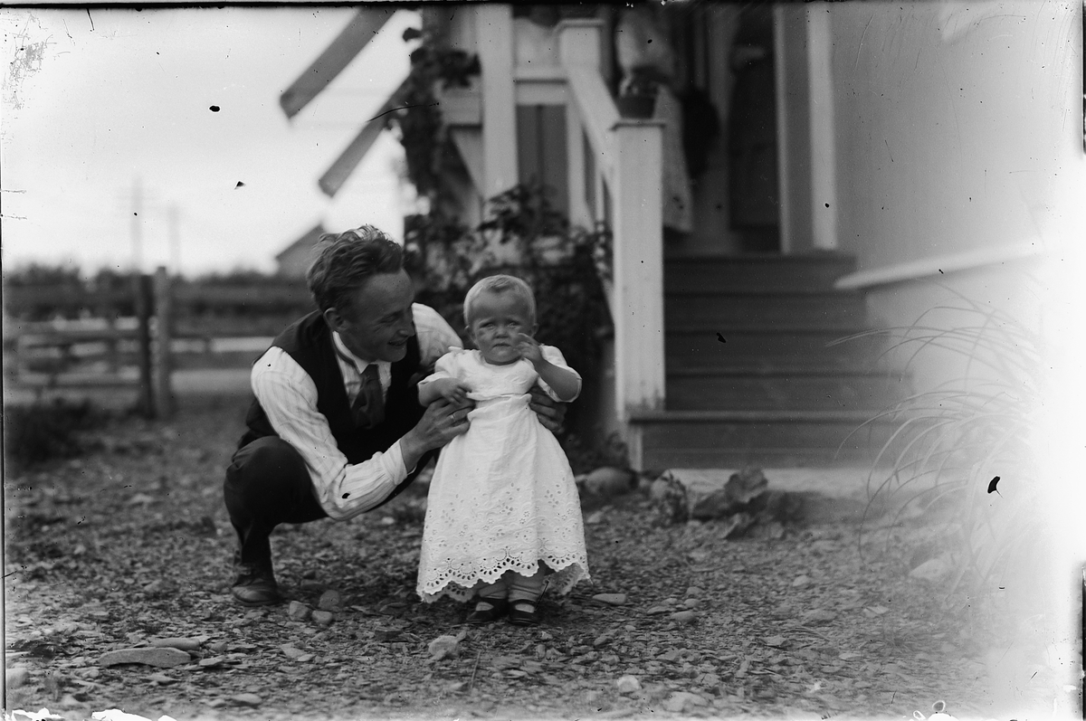 Oscar Løberg, ERLING SANNERUD MED DATTEREN BERTHE MARIE SANNERUD, G. PABSDORFF.