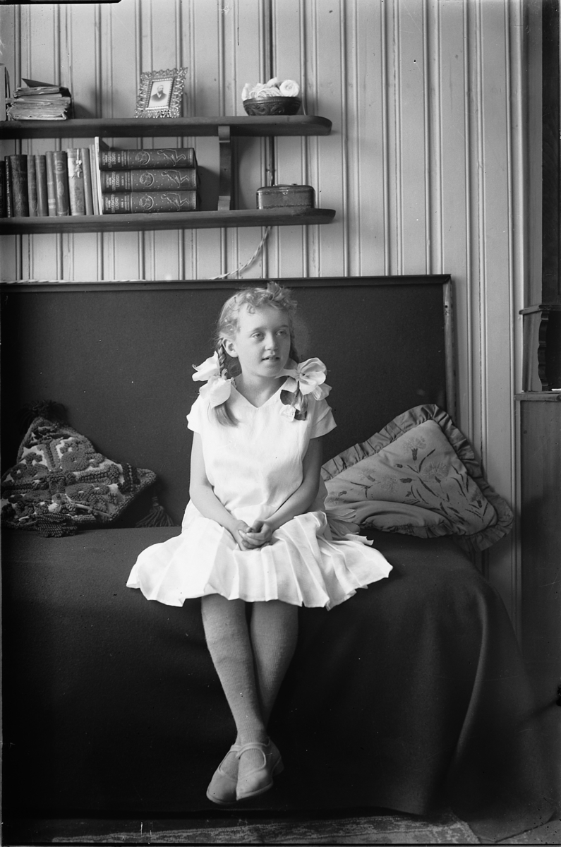 Oscar Løberg, BERTHA MARIE SANNERUD, GIFT PABSDORFF, INTERIØR HØIENSALSGATE 21 i Hamar, CA. 1929.
