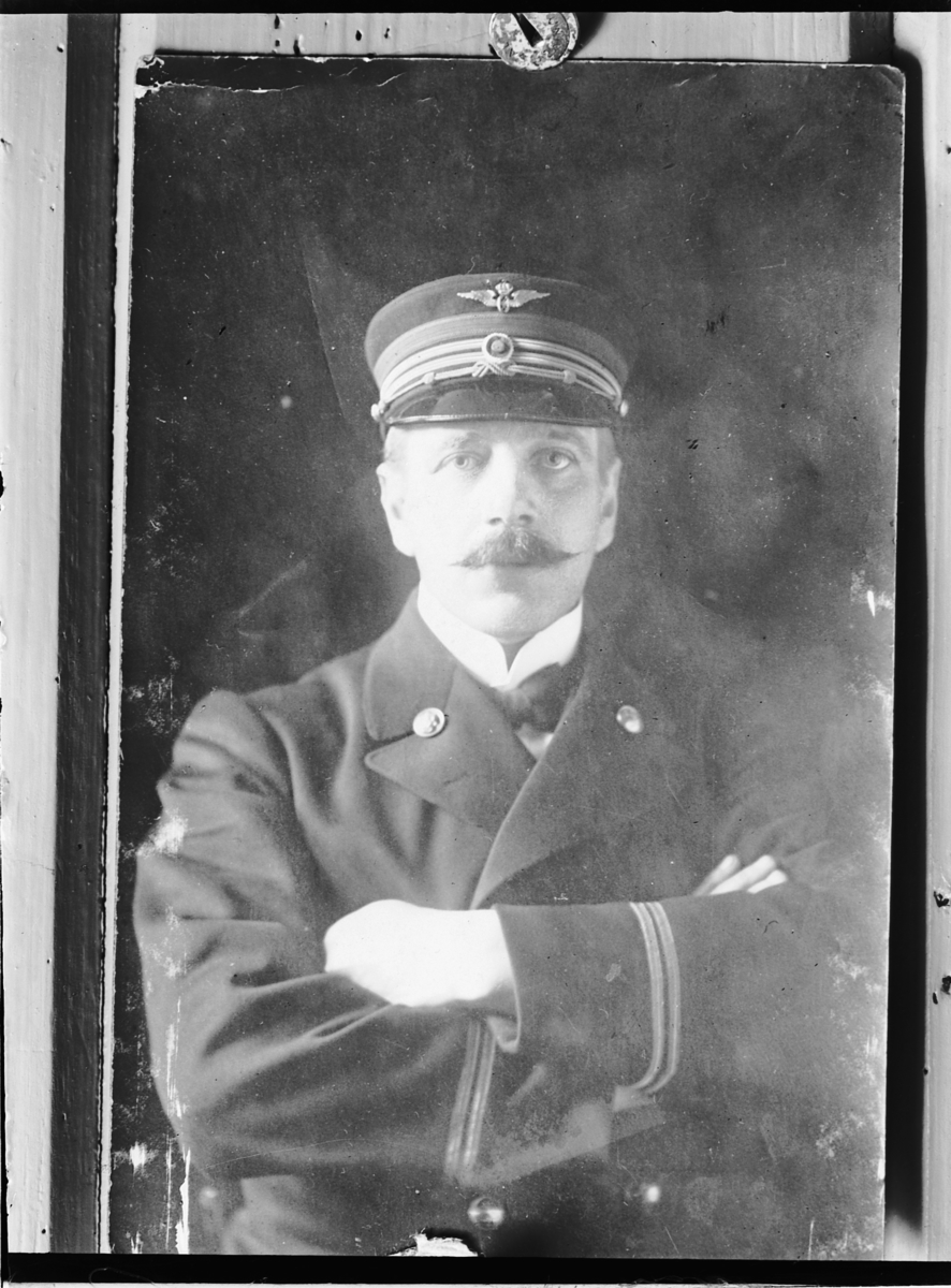 Oscar Løberg, UKJENT MANN I JERNBANEUNIFORM.