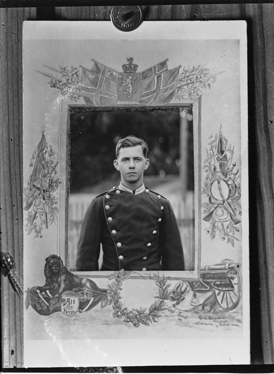 Oscar Løberg, Odvar Georg Evensen f. 26 09 1906, Hamar, død 22. 01. 1990, Hamar. Fotoet fra hans tid under militærtjenesten i 1927. Her i dragonuniform.