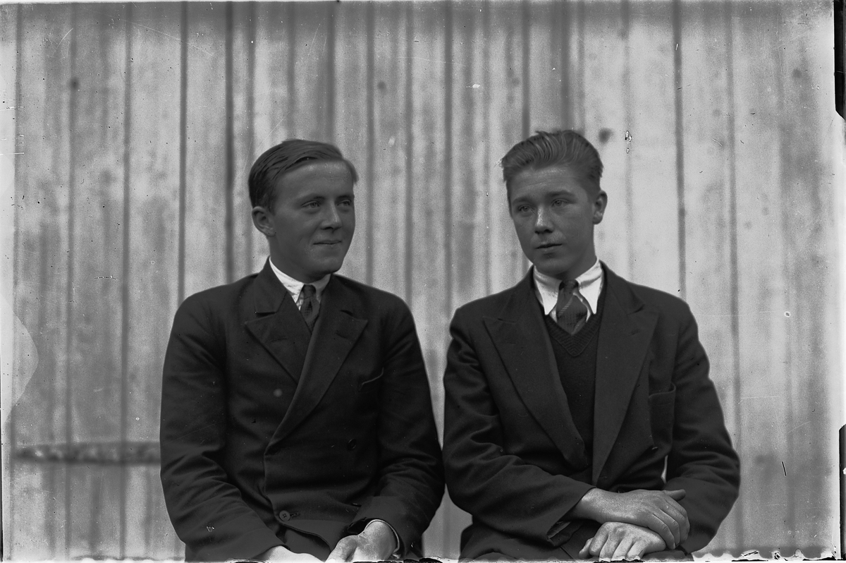 Oscar Løberg, TO PERSONER, HAN TV. UKJENT, TH. ALF LINDSTAD (?), BODDE I CAFE ROYAL-GÅRDEN, ØSTRE TORG, Hamar, 1930.