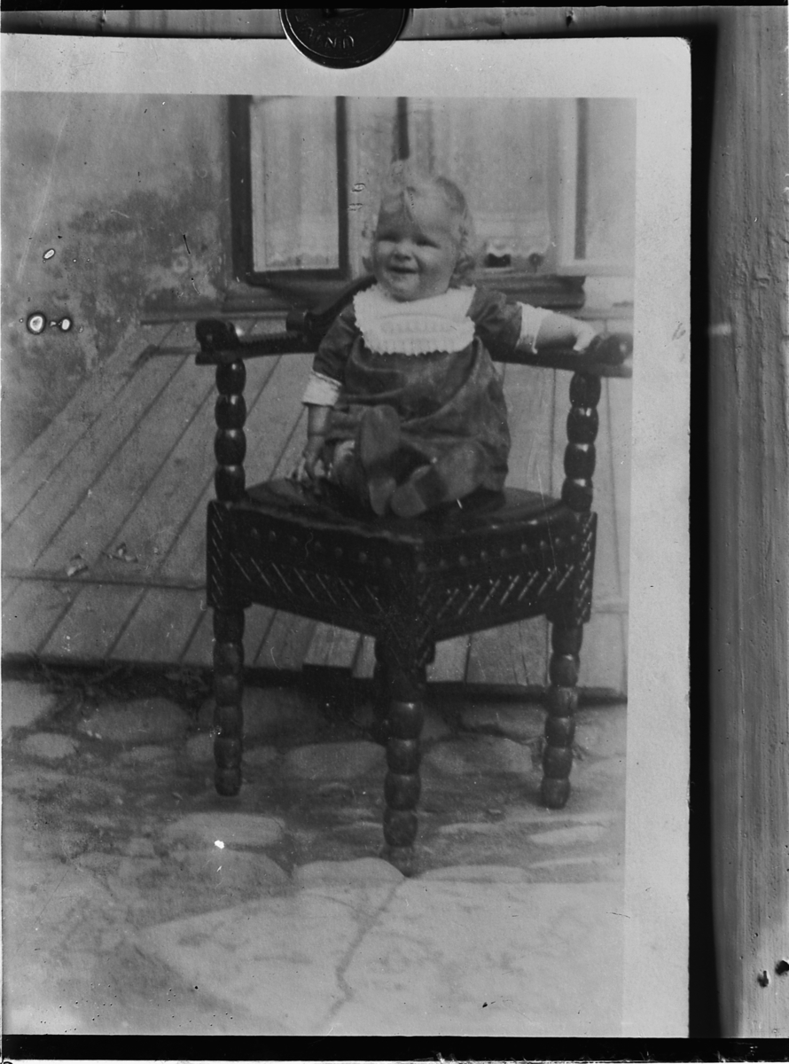 Oscar Løberg, HELGE AASBAKKEN FOTOGRAFERT FORAN KJELLEREN TIL ÅSGÅRDEN, CA. 1925.