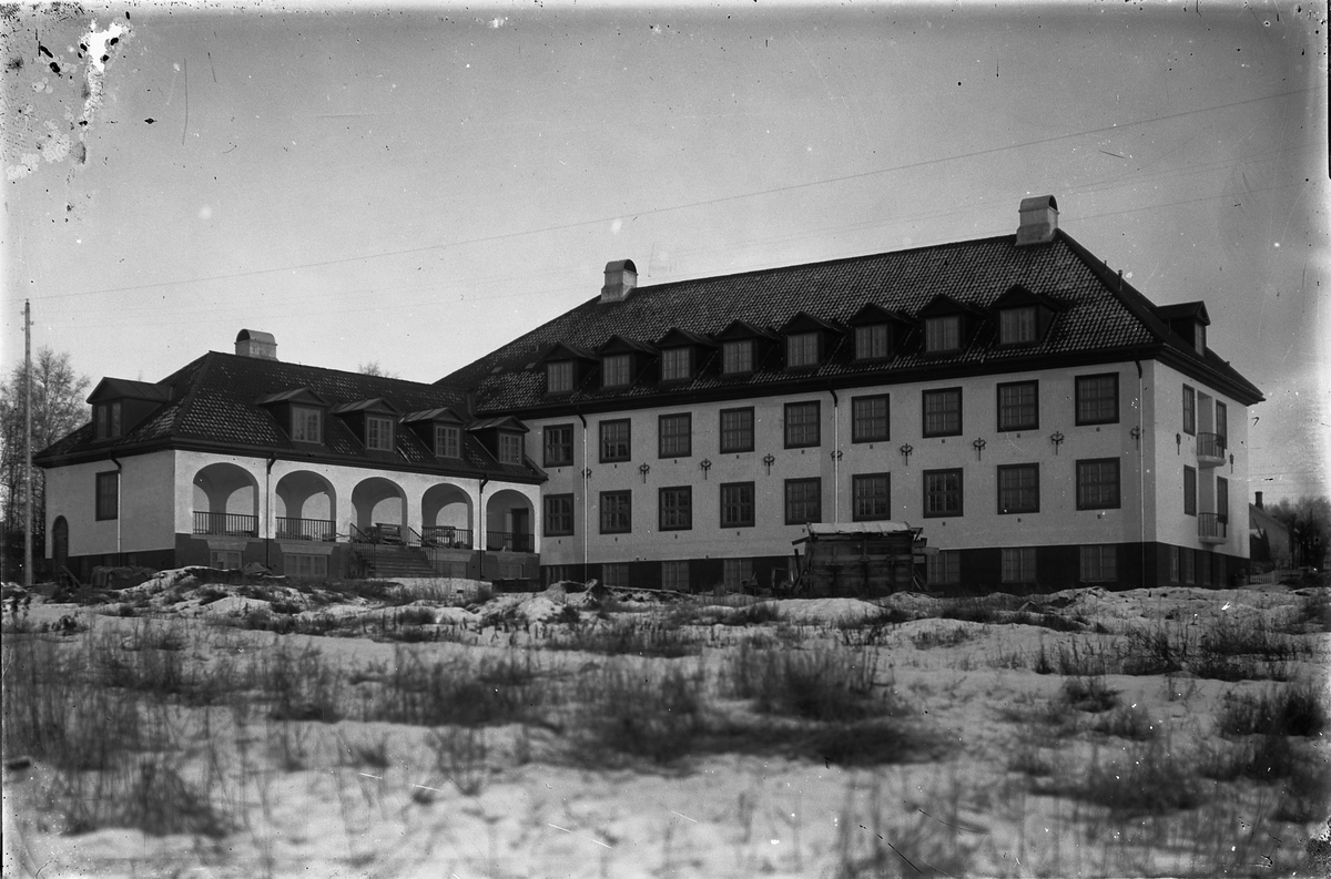 Oscar Løberg, HAMAR KOMMUNALE GAMLEHJEM, SKOLEGATA, STO FERDIG I 1921. Her ble også et nytt offentlig bad tatt i bruk. Det gamle lå i Østregate.