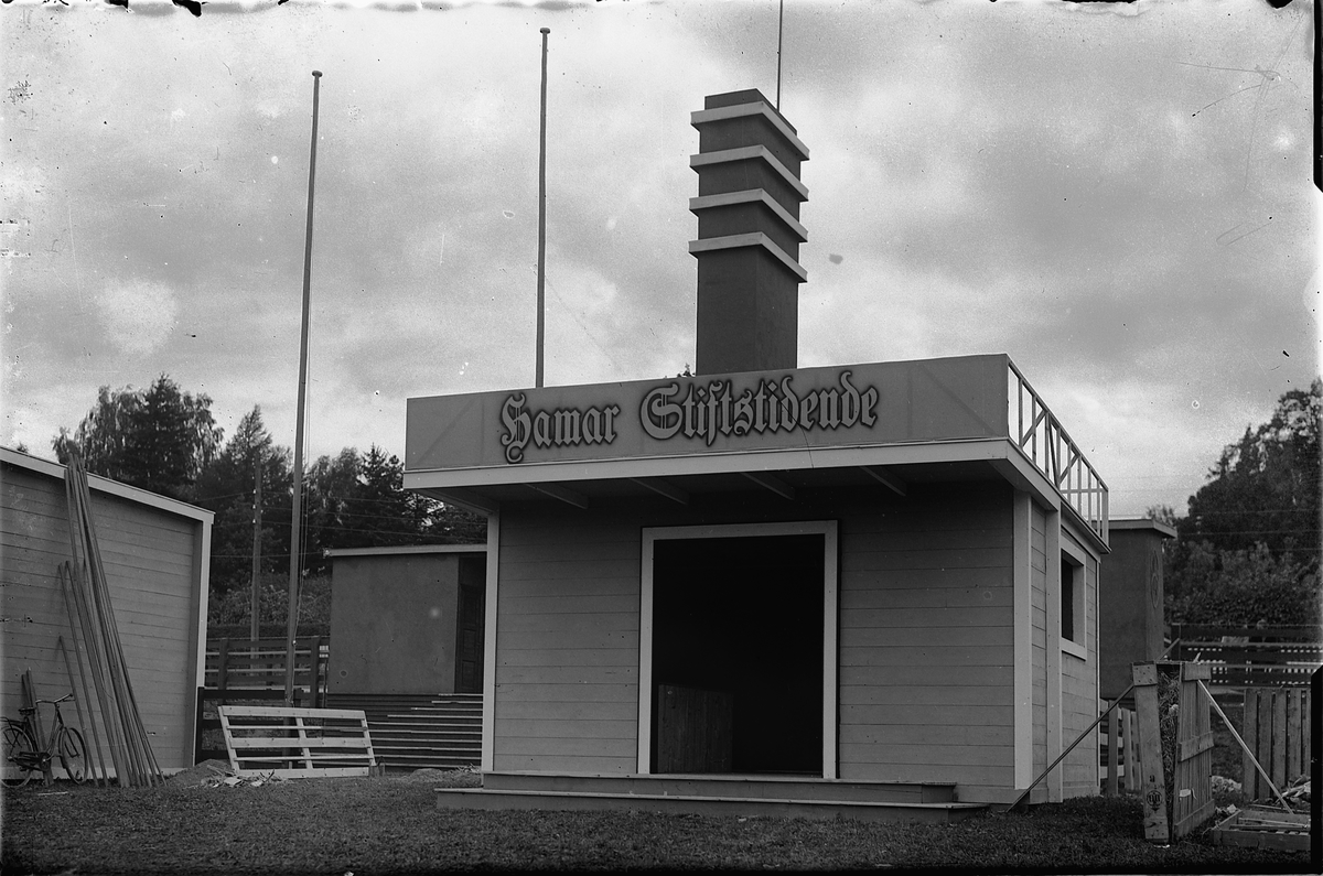 Oscar Løberg, HAMAR STIFTSTIDENDE, STAND TIL VAREMESSE, "STIKKASTAND", RIDEHUSTOMTA, STORHAMAR.