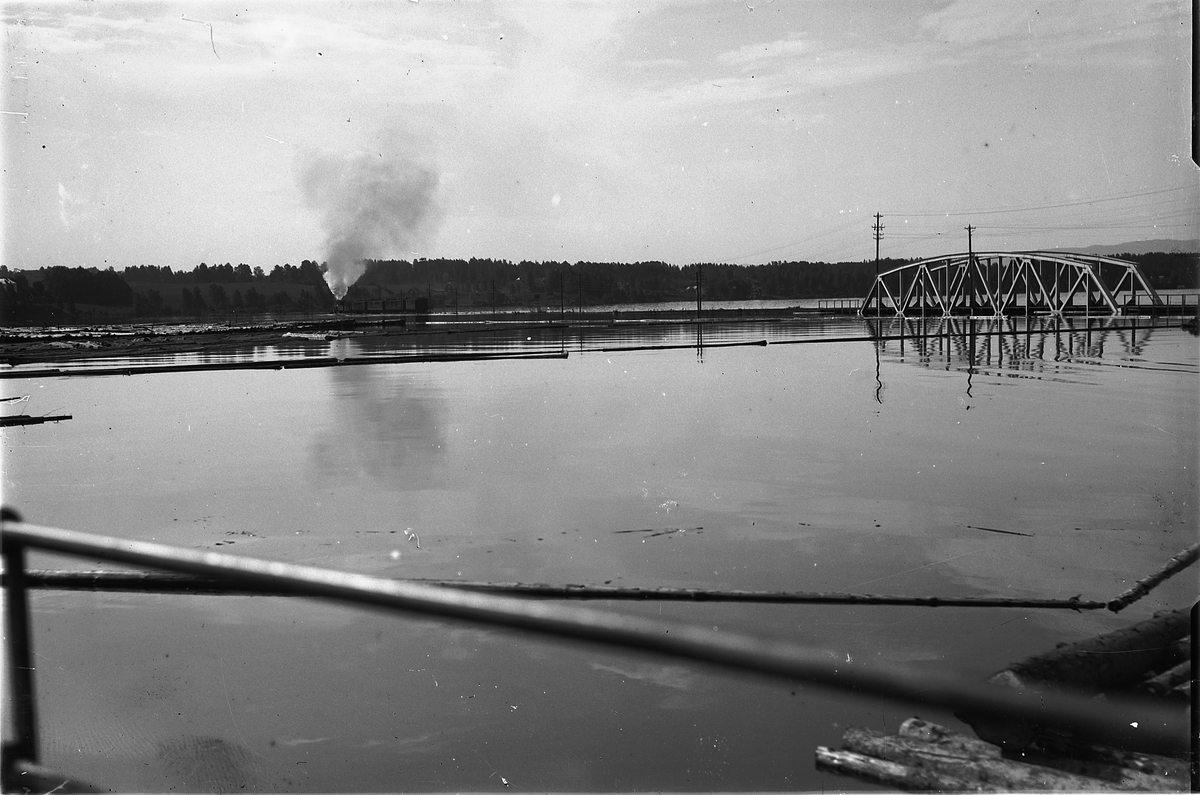 Oscar Løberg, ÅKERSVIKA, Hamar, FLOM 1927, JERNBANEFYLLINGA, tog kjører over STANGEBRUA.