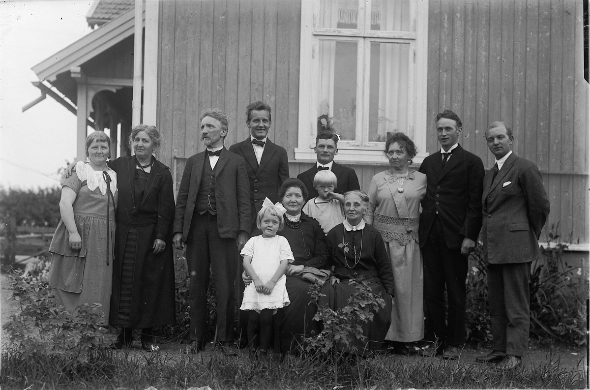 Oscar Løberg, TATT PÅ FREMSTAD, EIENDOMMEN TIL FAM. SANNERUD, NÅ I FURNESVEGEN, Hamar. STÅENDE BAK FV: LOUISE SANNERUD (F. SAMSING, GM. ERLING), VALBORG ERIKSEN, EMIL ERIKSEN, LEIF LØBERG, UKJENT PREST, RAGNHILDA ERIKSEN, ERLING SANNERUD, UKJENT PREST. FORAN FV: BERHA MARIE (MULLE) PABSDORFF (F. SANNERUD), MARIE…
