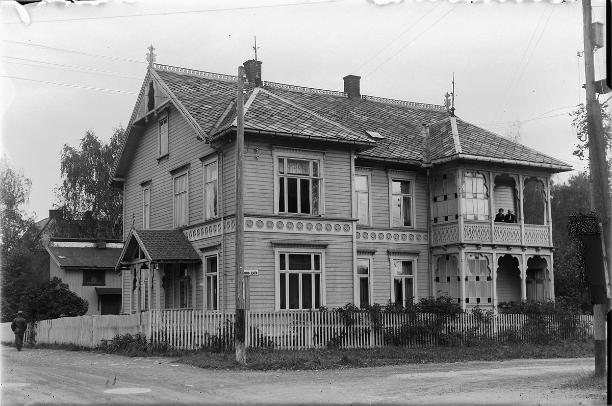 Oscar Løberg, ST. OLAVS GATE i Hamar, DOKTOR MEIJLANDER.