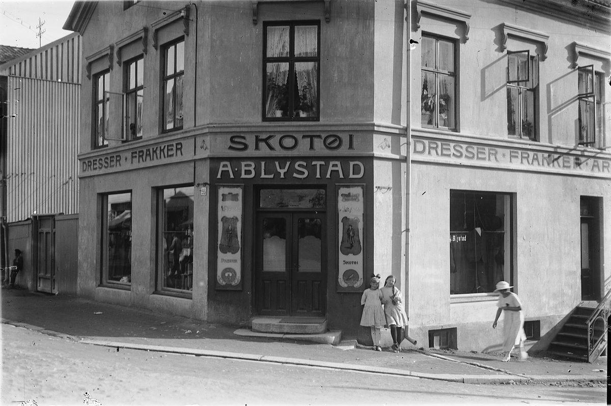 Oscar Løberg, A. BLYSTADS SKOBUTIKK i Hamar, DRESSER, FRAKKER