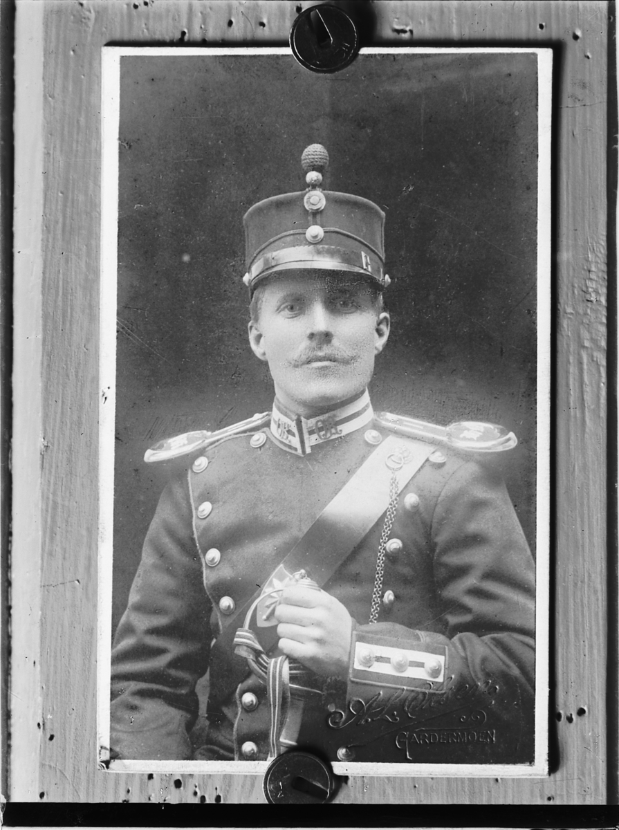 Oscar Løberg, REPRO MILITÆR I UNIFORM.