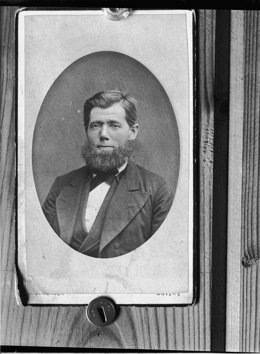 Oscar Løberg, UKJENT PERSON.