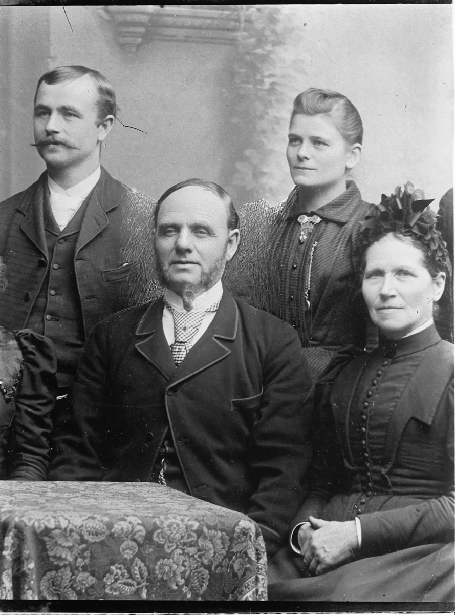 Oscar Løberg, FEM PERSONER, UKJENT.