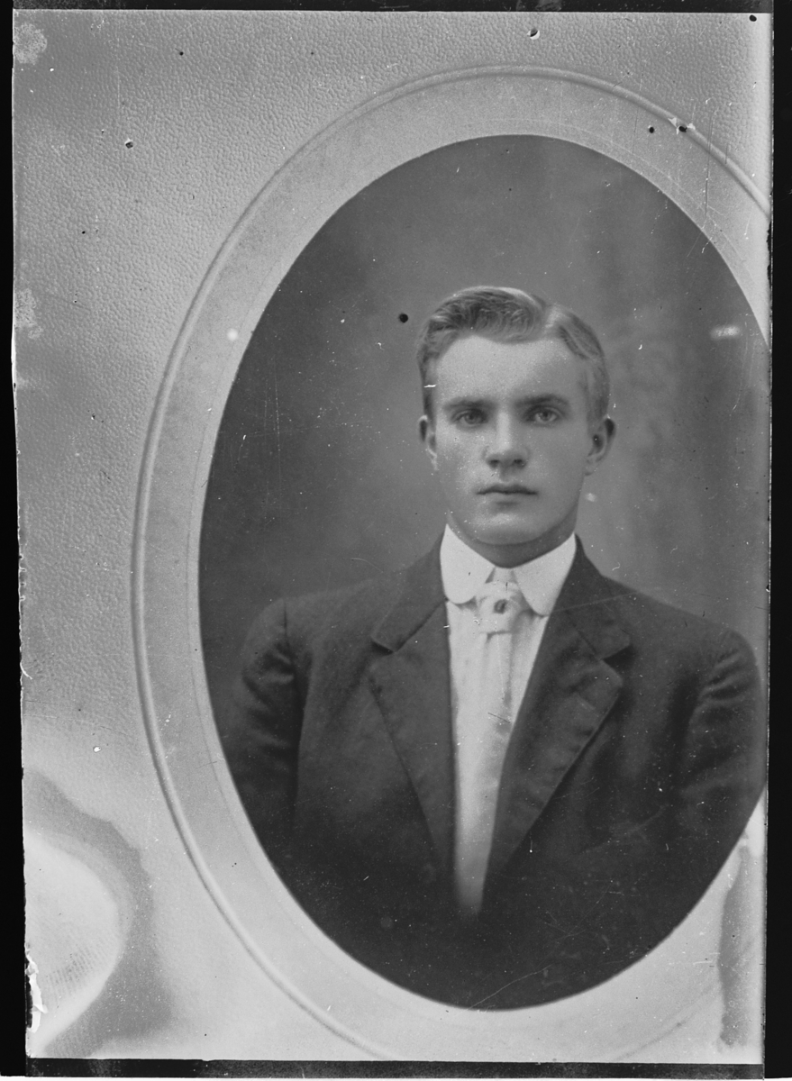 Oscar Løberg, PORTRETT UKJENT MANN.