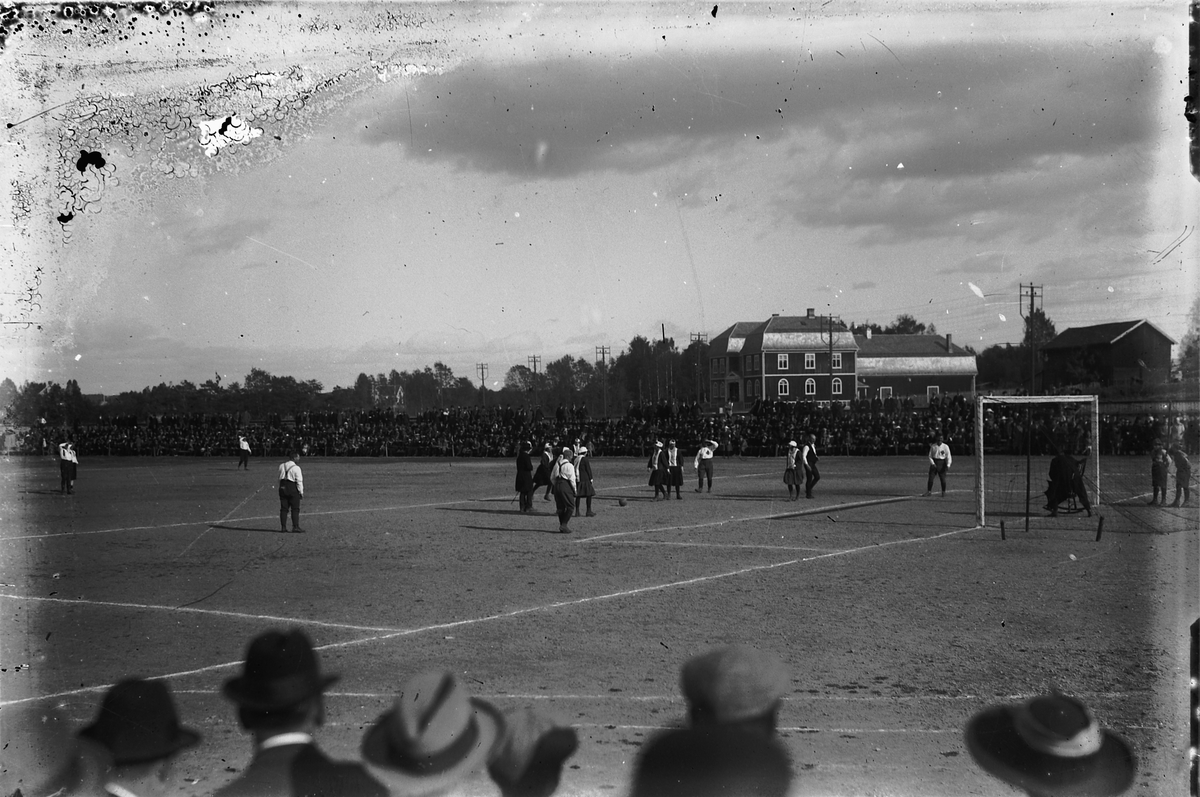 Oscar Løberg, HAMAR STADION, FOTBALLKAMP ARRANGERT AV RØDE KORS.