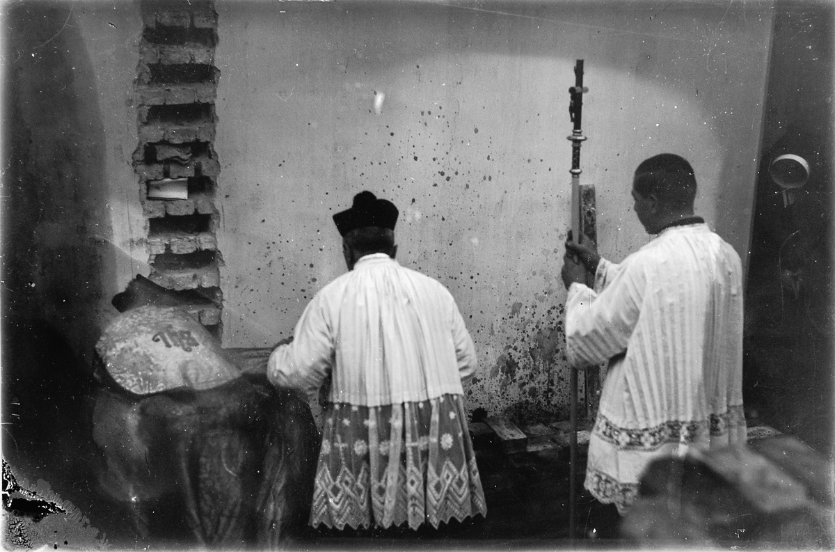 Oscar Løberg, ST. TORFINN KATOLSKE KIRKE, HAMAR, TO PRESTER, UKJENT.