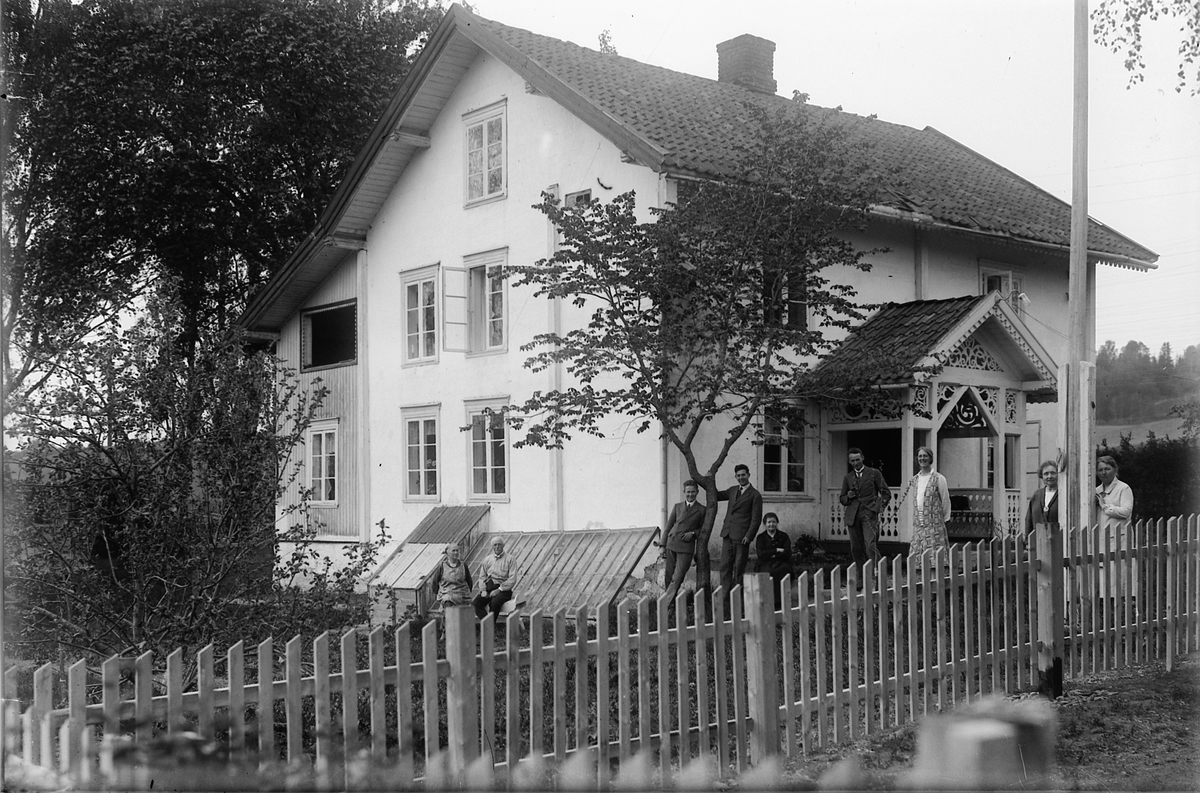 Oscar Løberg, HVIT VILLA, ukjente mennesker.