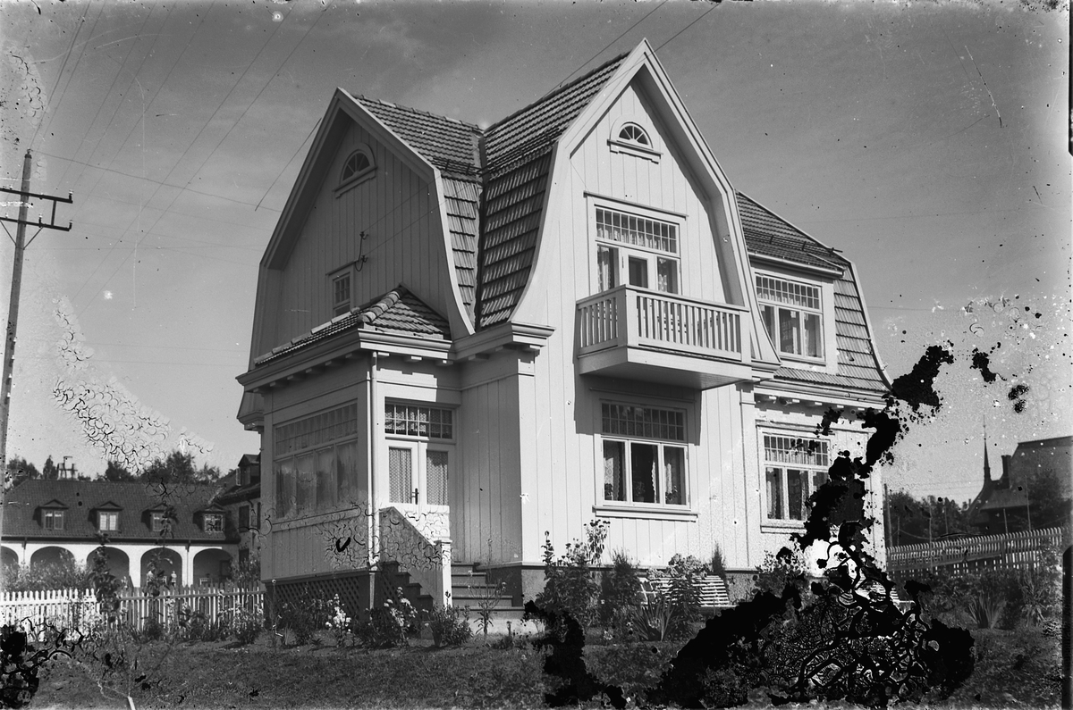 Oscar Løberg, HVIT VILLA, NEDENFOR GAMLEHJEMMET i Hamar.