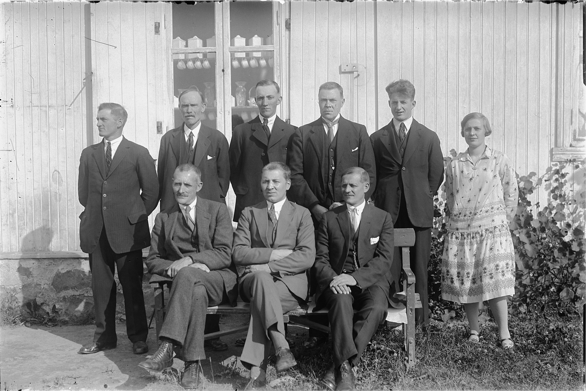 Oscar Løberg, Vang Kooprative forening. PÅ BILDET: JOHS. BEKKEVOLD, KARL STENBERG, ANDERS NYBERG, AUGUST HAUGEN, LARS MYHR (GARDSGUTT), BERTA LERVANG (RENDALEN), ANDERS NYBERG, IVAR MAKKEN (BESTYRER), ANDREAS ANDREASEN. 5ÅRSJUBILEUM, STYRET OG ANSATTE. Vang Kooprative forening. Butikken var på Soljem, i dag Vang…