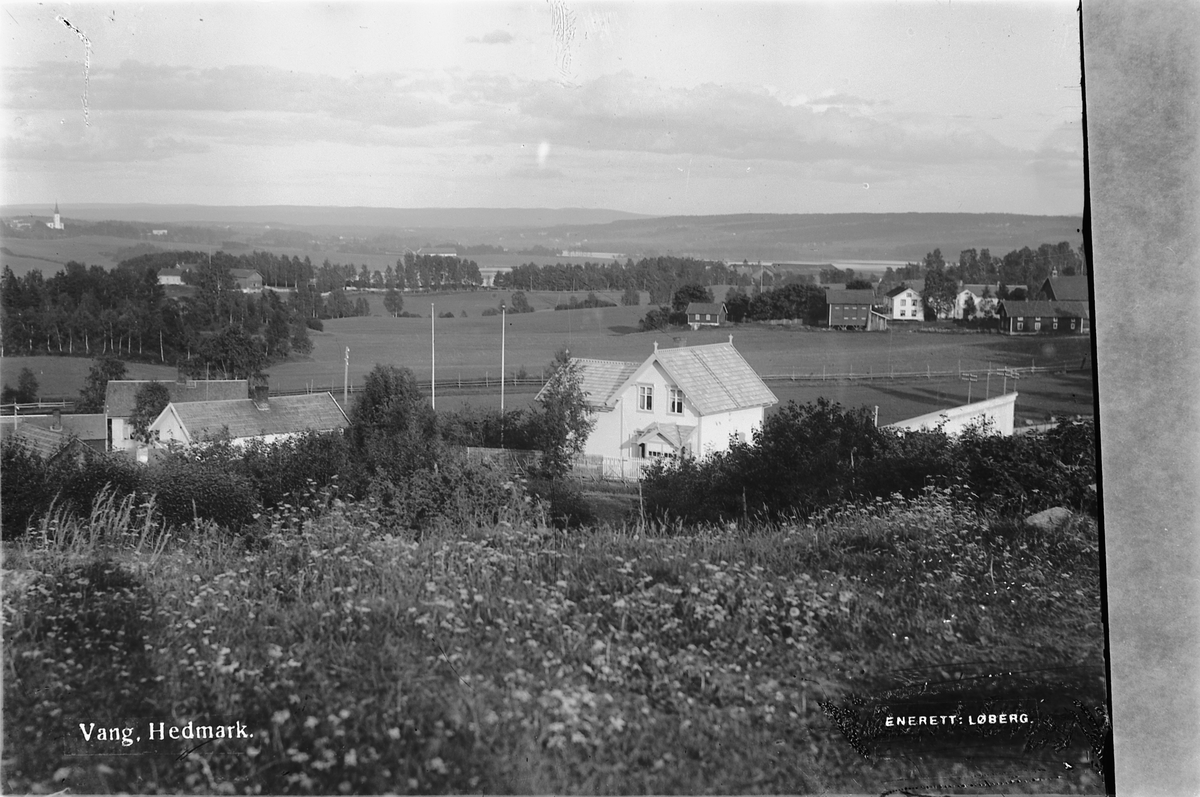 Oscar Løberg, UTSIKT FRA KNAUSBERGET PÅ SOLVANG i Hamar, CA. 1930. I forgrunnen til venstre ligger ei lav stue som het Smedbakken. Bak Smedbakken skimtes taket på en 2-etasjers bygning som heter Haraldstad. Bak Haraldstad går Vektbakken ned til Flakstadbrua. Vegen har fått navn etter ei høyvekt som stod her de f…