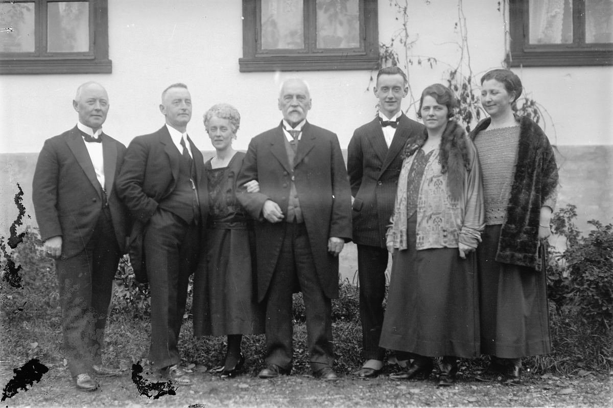 Oscar Løberg, BUNDTMAKER HAGEN M. FAMILIE, SJU STK, STRANDGATA 43, HAMAR.