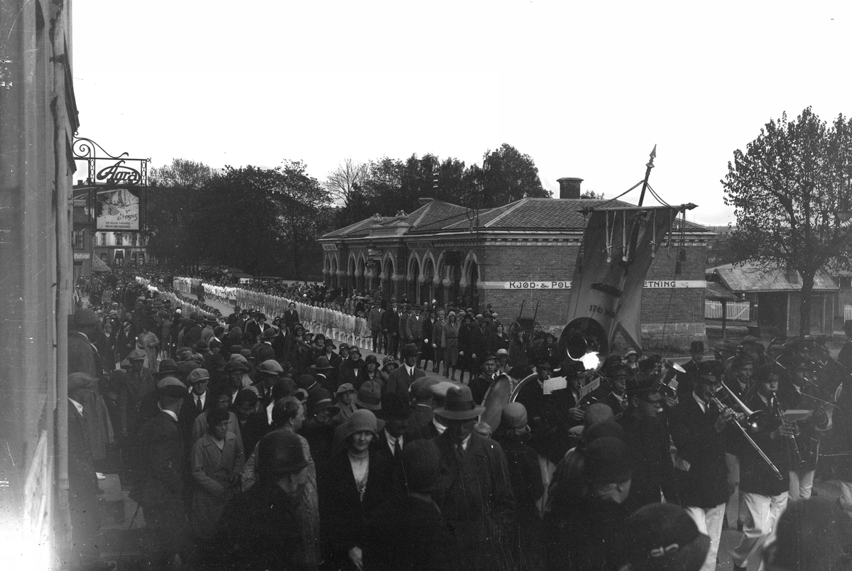 Oscar Løberg, STRANDGATA, STORHAMARGATA, BASARBYGNINGEN, OPPTOG, MUSIKKORPS, TURNERE.
