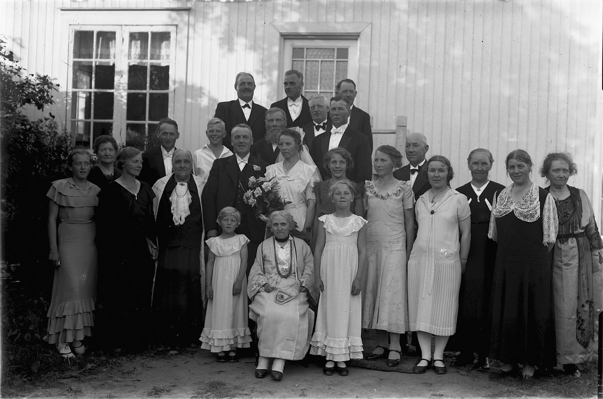 Oscar Løberg, BRYLLUPSFEIRING, FESTKLEDDE MENNESKER, UKJENT. T. H. RAGNHILDA ERIKSEN.