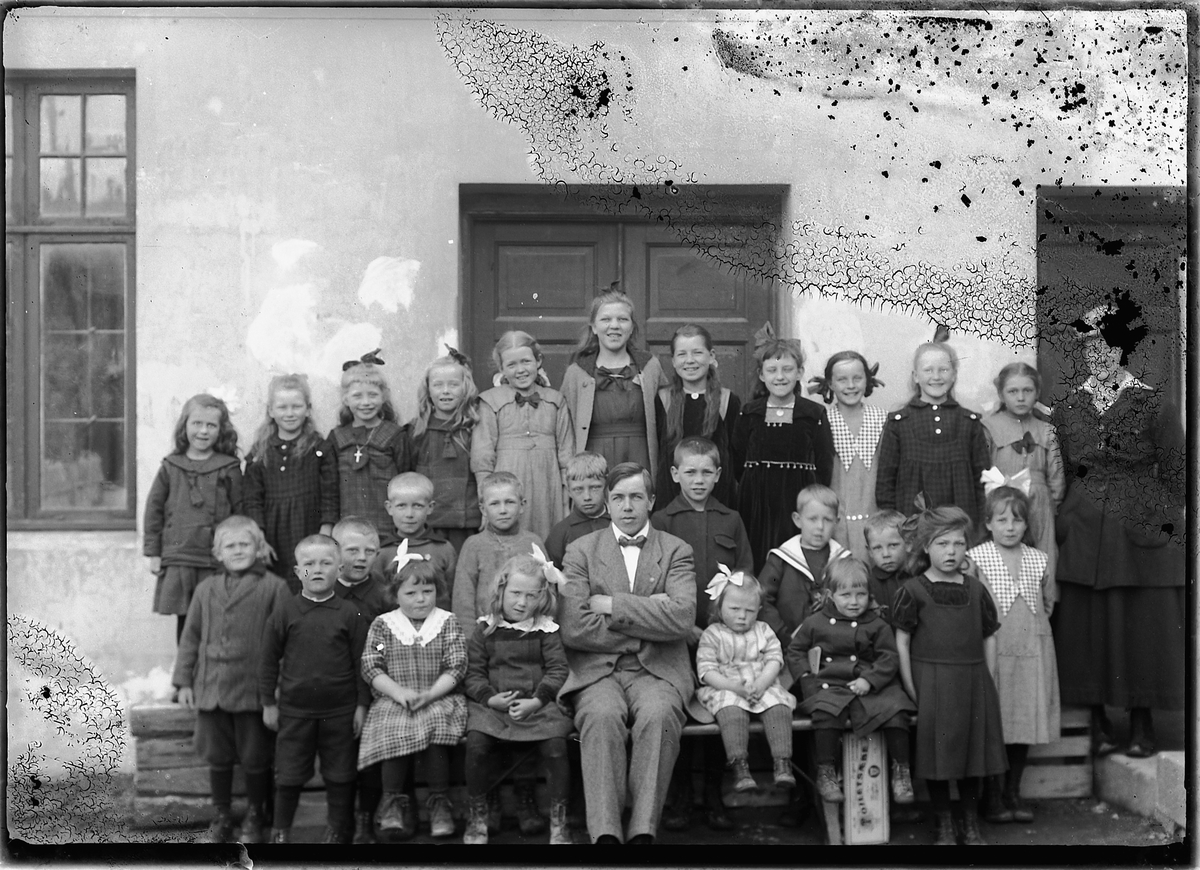 Oscar Løberg, STOR BARNEFLOKK, SANNSYNLIGVIS SKOLEKLASSE, MANN OG KVINNE, UKJENT.