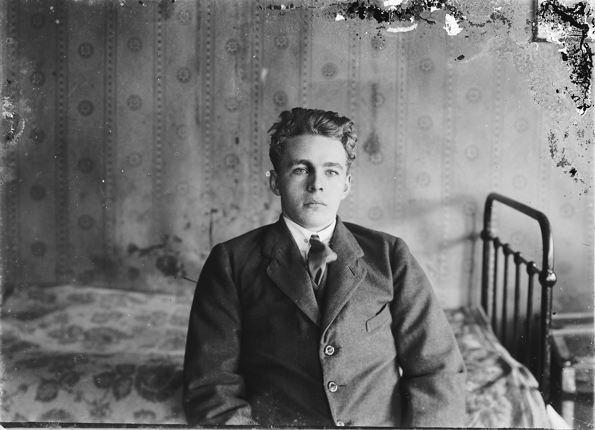 Oscar Løberg, KIRKETJENER GULDBRANDSEN.