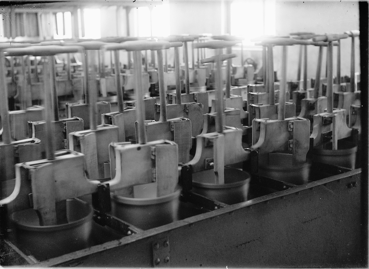 Oscar Løberg, INTERIØR HEDMARK MEIERI, OSTEPRESSE, 1922-23.
