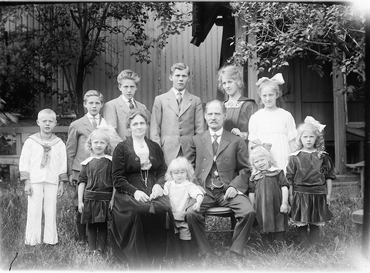 Oscar Løberg, FAMILIEN JOHNSEN. BAK FV: OSCAR, TRYGVE, OLAF, UKJENT, UKJENT, ANNA. FORAN FV: LINA (GM. FOTOGRAF KNUDSEN HOS NORMANN), FRU JOHNSEN, ARNE, JOHNSEN, AGNES, FRU BRANDANGER. FRU JOHNSEN DREV KORTEVAREFORRETNING PÅ HJØRNET MORTERUDSGATE/TORGGATA i Hamar.