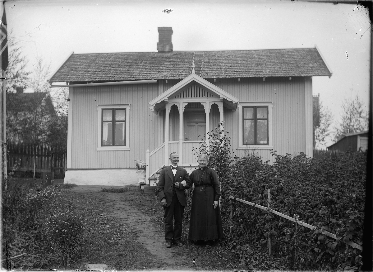 Oscar Løberg, MANN OG KVINNE FORAN VILLA.