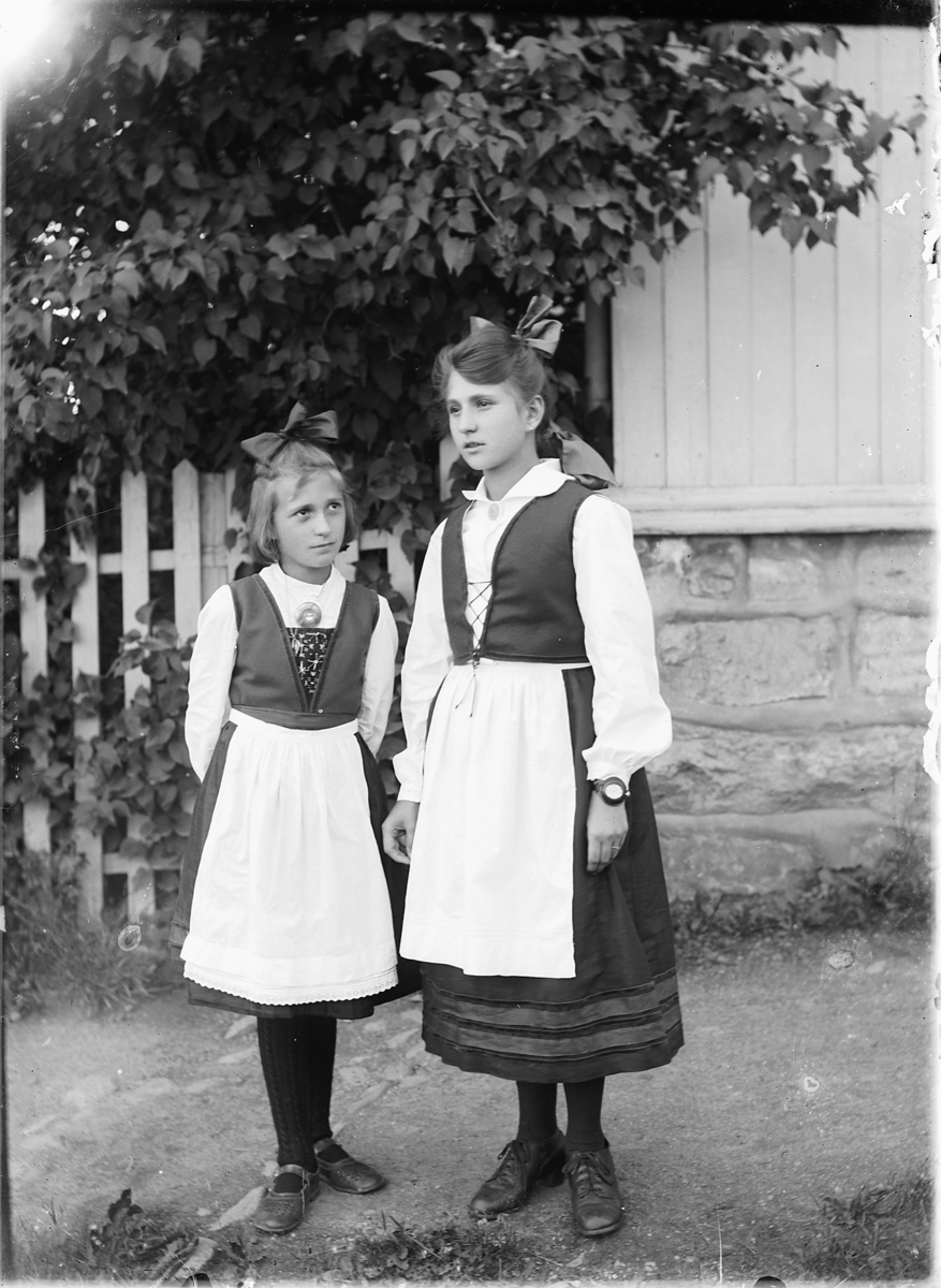 Oscar Løberg, TO JENTER I BUNAD.