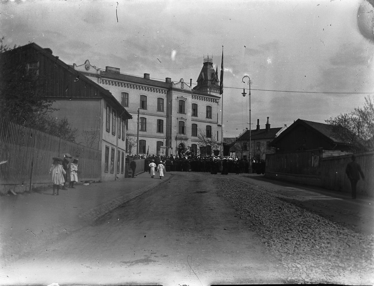 Johs. (Johannes) Johannessen, Midtbyen skole i Hamar under en 17. mai feiring.