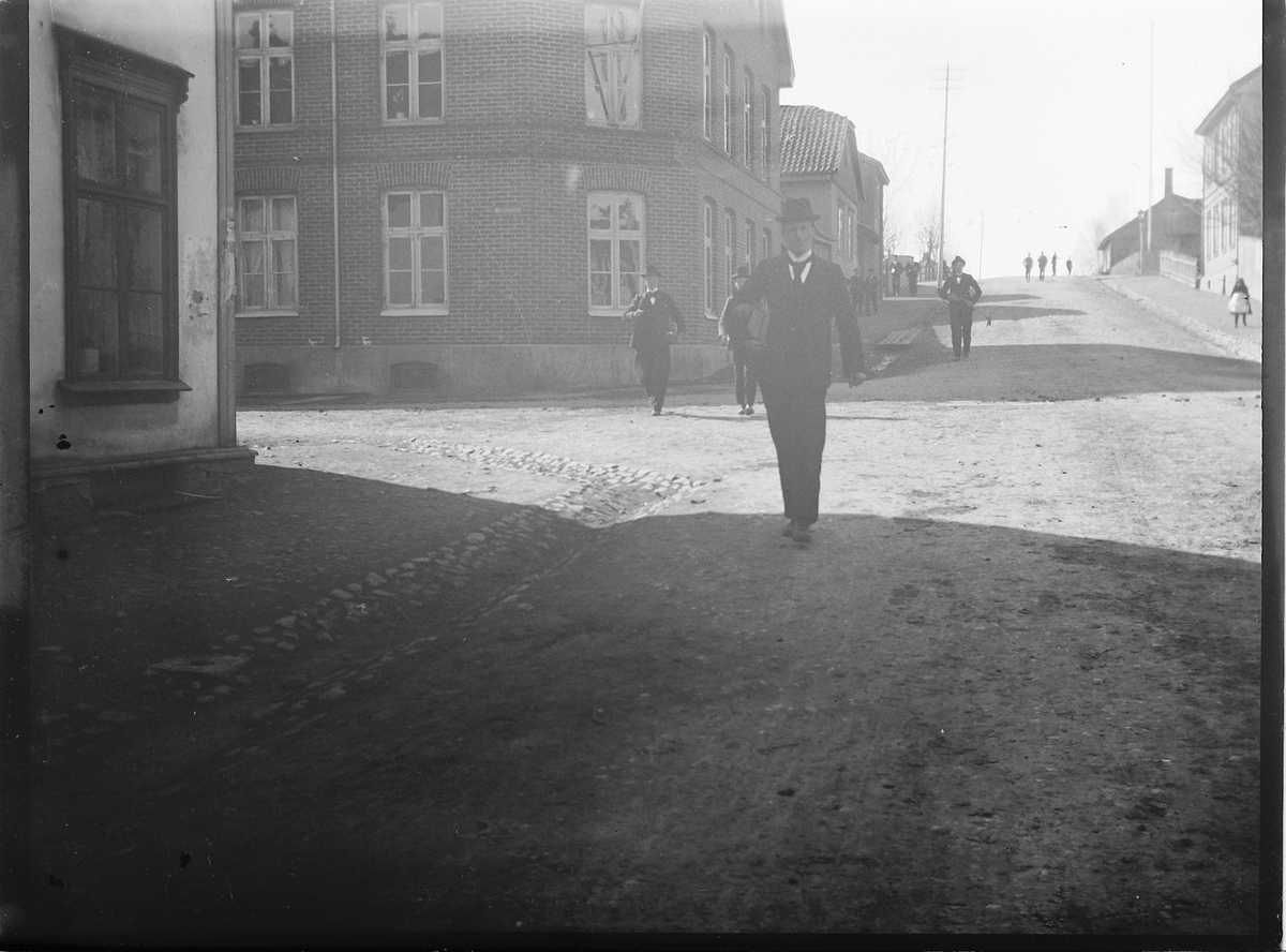 Johs. (Johannes) Johannessen, Torggata i Hamar. Hjørnegården til venstre. Gården ble bygget for Knut Morterud og sto ferdig i grovt tømmer i 1850. I 1873 ble det murt på halvsteinsmur.