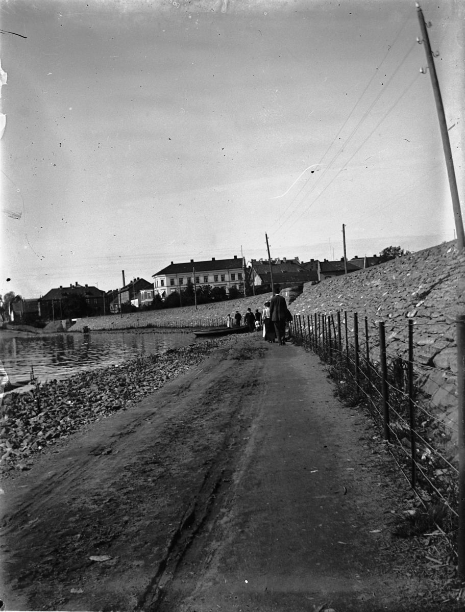 Johs. (Johannes) Johannessen, Langs strandpromenaden i Hamar.