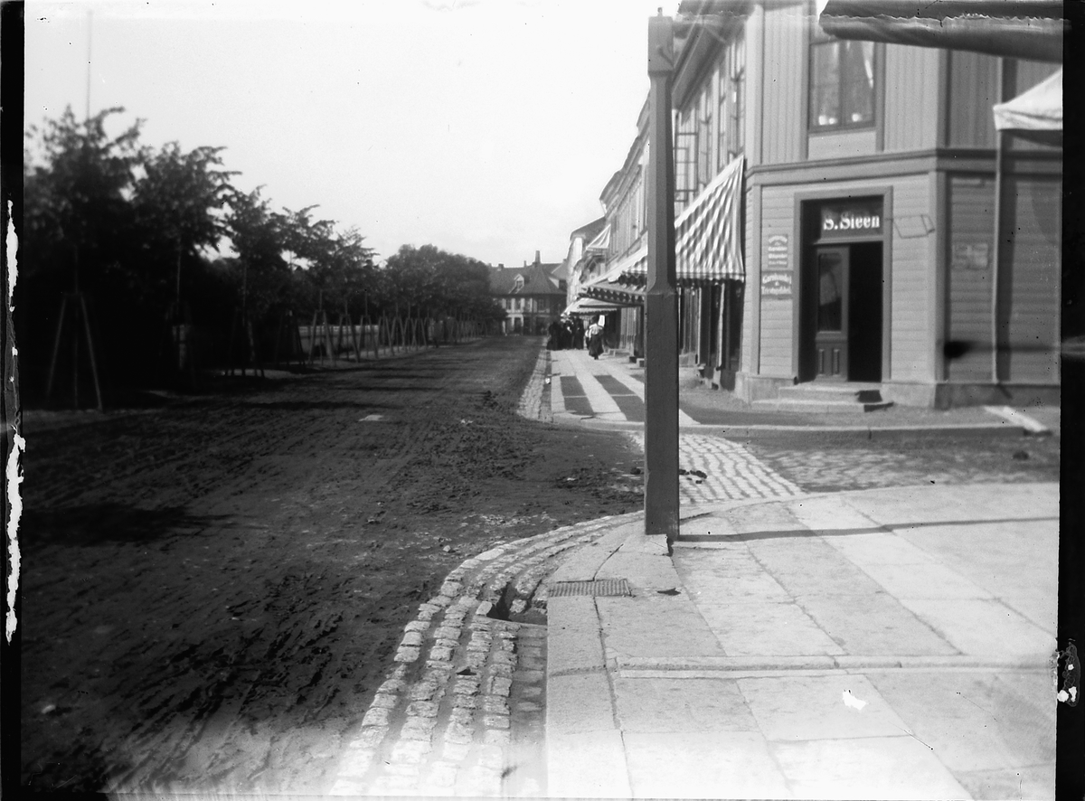 Johs. (Johannes) Johannessen, Strandgata i Hamar. S. Steen-hjørnet.