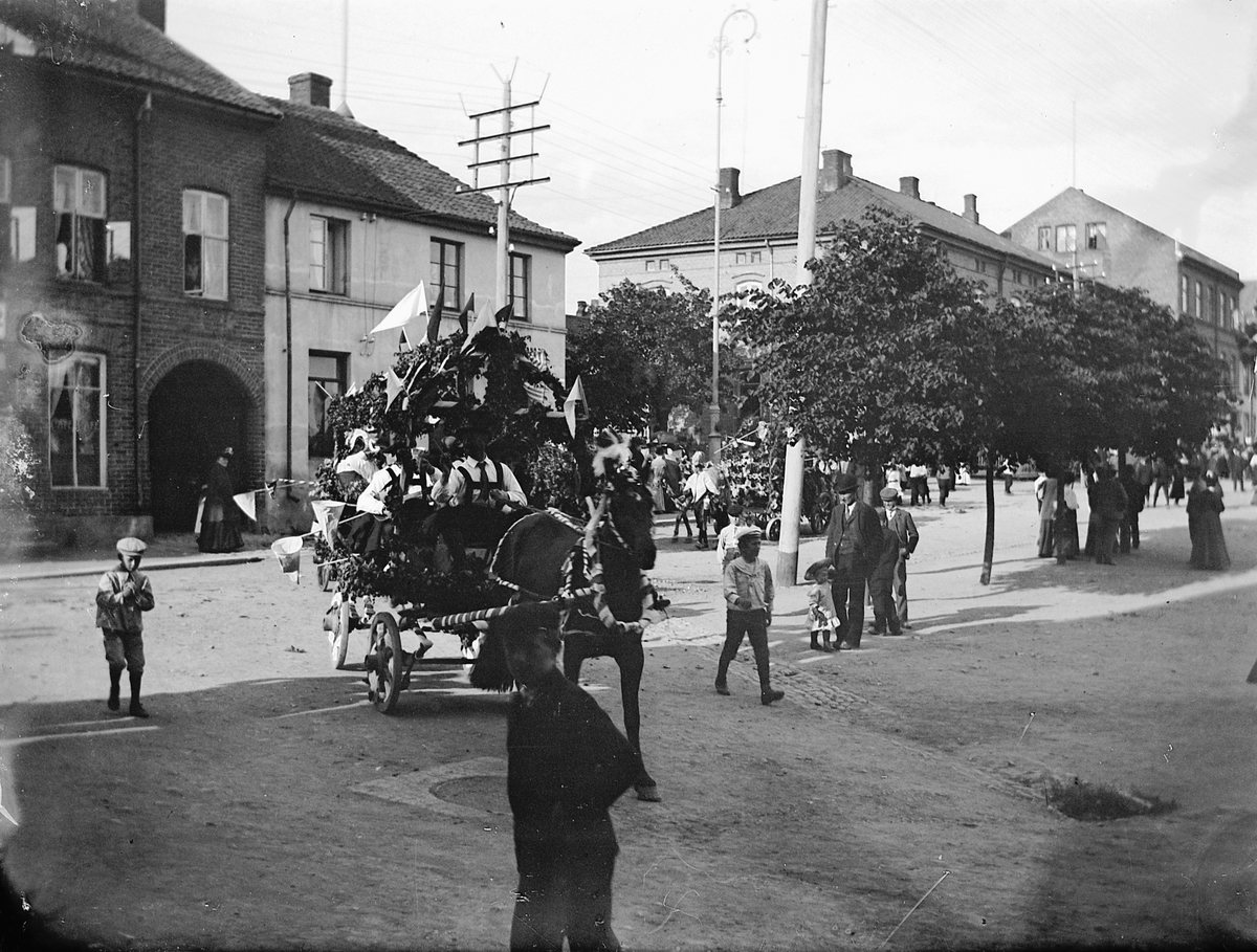Johs. (Johannes) Johannessen, Gruppe mennesker i en tysk (bayersk?) folkedrakt i en vogn trukket av en hest.
