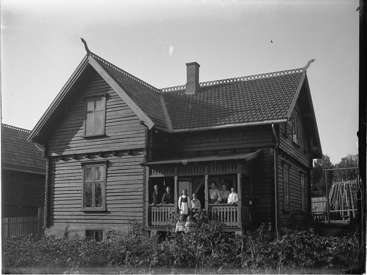 Johs. (Johannes) Johannessen, Villa oppført av overkonduktør Sveen (i kvartal 64?). Sangenvegen 42, Hamar. Bygd i begynnelsen av 1900-tallet.
