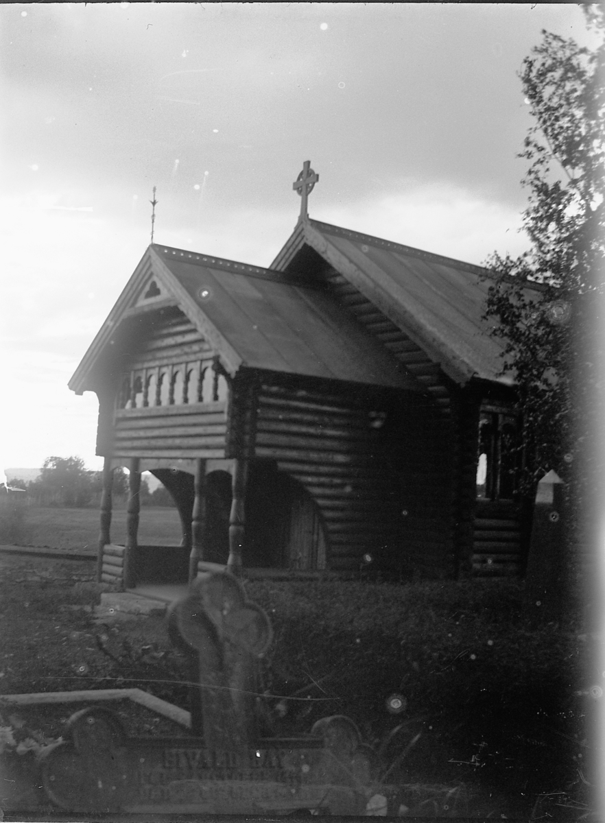 Johs. (Johannes) Johannessen, Gravkapellet ved Ottestad kirke. Gitt av godseier Wedel-Jarlsberg. Bygd etter tegning av ingeniør A. Halvorsen på begynnelse av 1900-tallet.