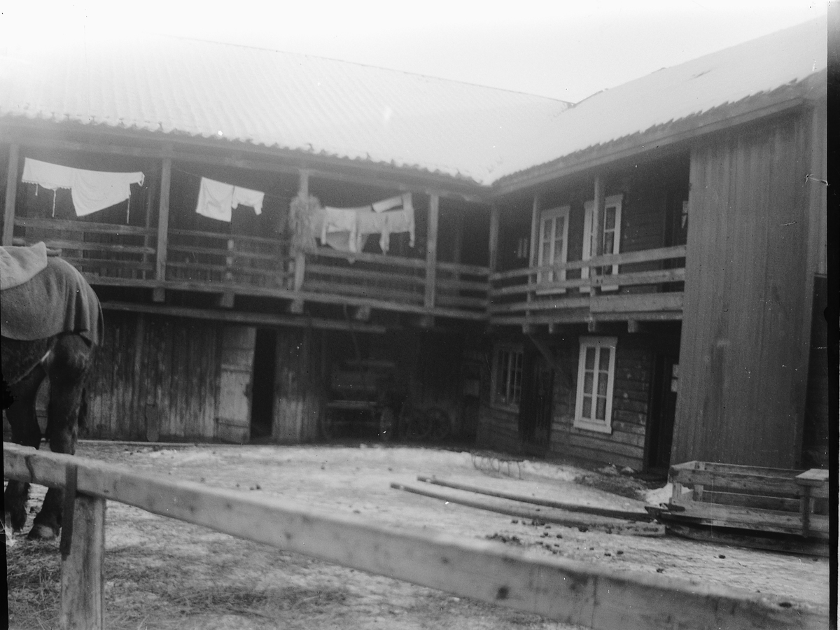 Johs. (Johannes) Johannessen, Bakgården fra Formos gård i Lillehammer.