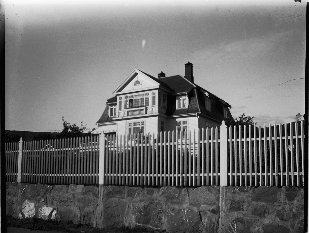 Johs. (Johannes) Johannessen, Formos (?) villa på Lillehammer (?).