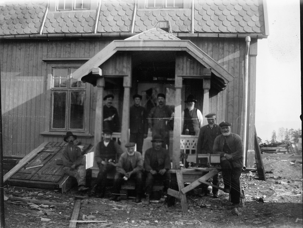 Johs. (Johannes) Johannessen, Fra byggearbeidet ved bankkasserer Nils Arstads villa på Storhamar. Huset ble oppført i 1910 etter tegninger av ingeniør A. Halvorsen.