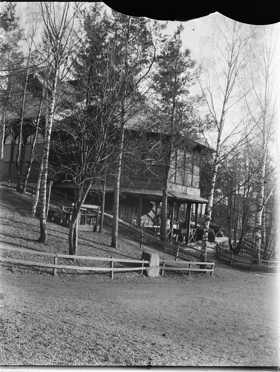 Johs. (Johannes) Johannessen, Hamar park med pavilliongen som ble bygd i 1890-årene etter ingeniør A. Halvorsens tegninger.
