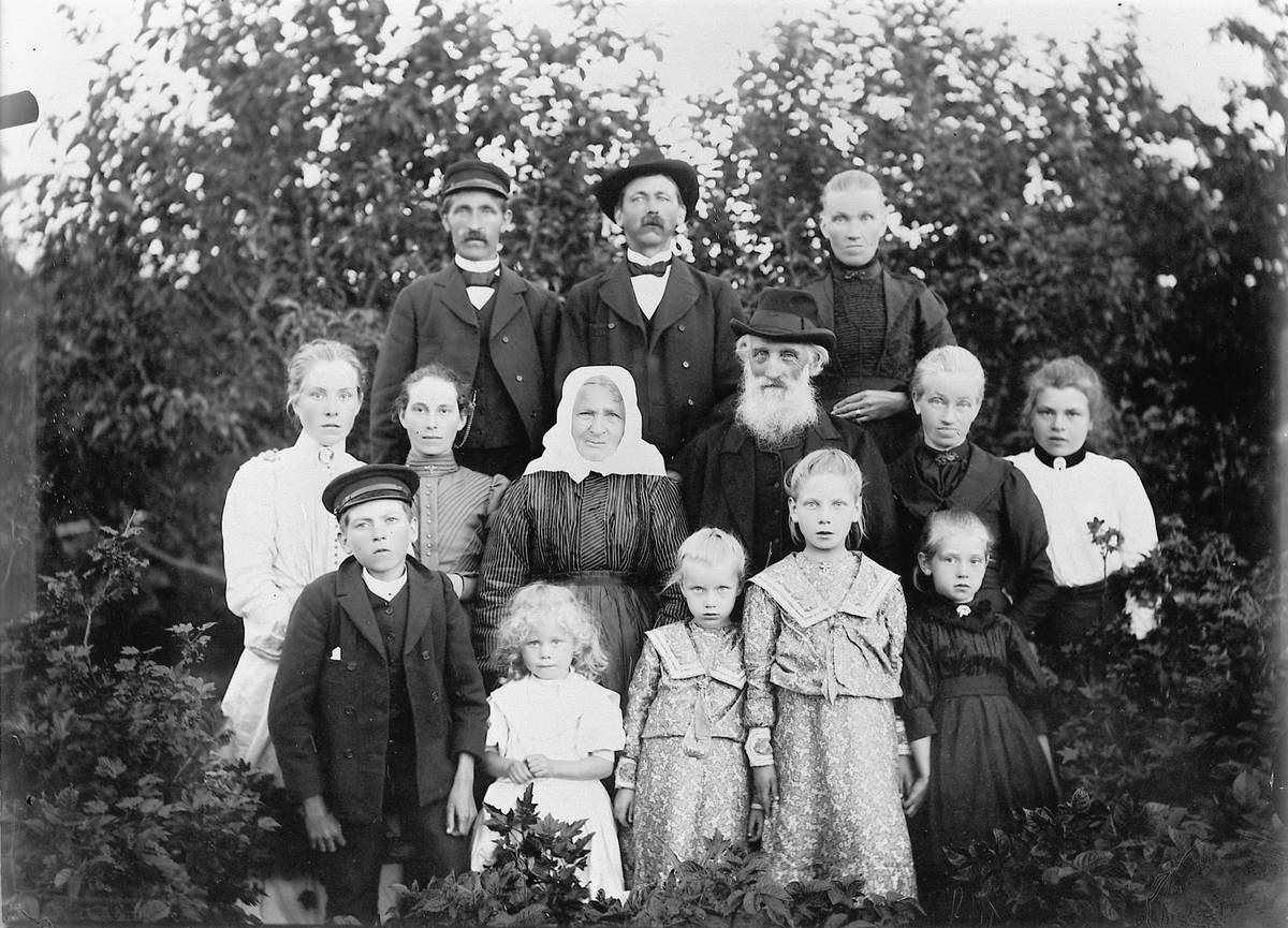 Mina Skraastad, Ukjent, gruppe, familie.