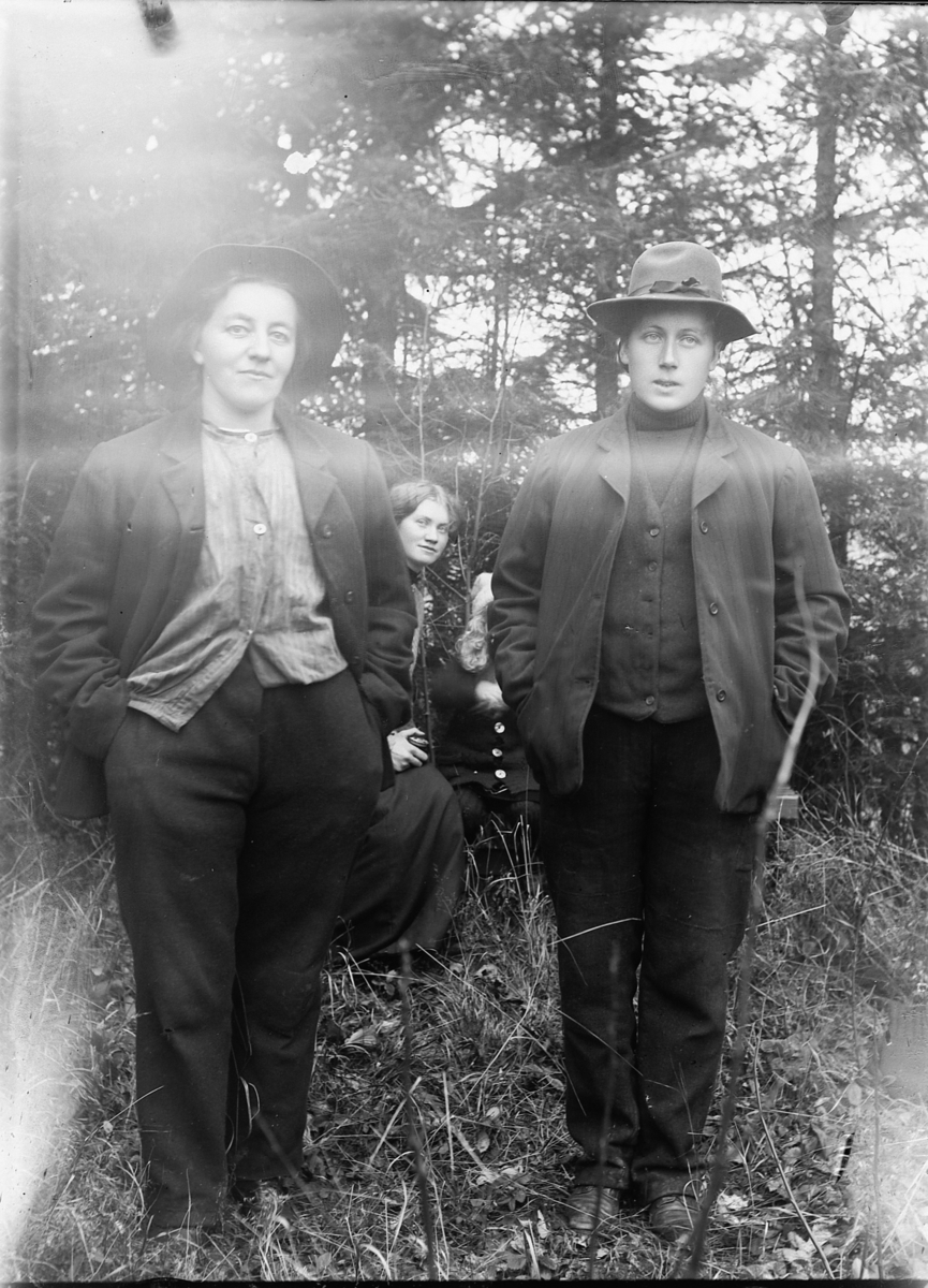Mina Skraastad, En gruppe kvinner i skogen.