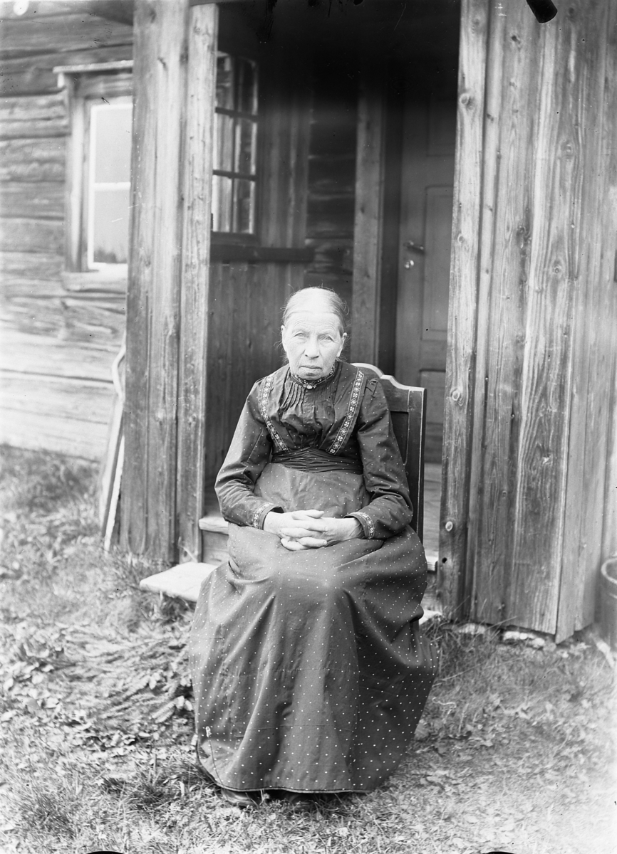 Mina Skraastad, Eldre kvinne foran et hus.
