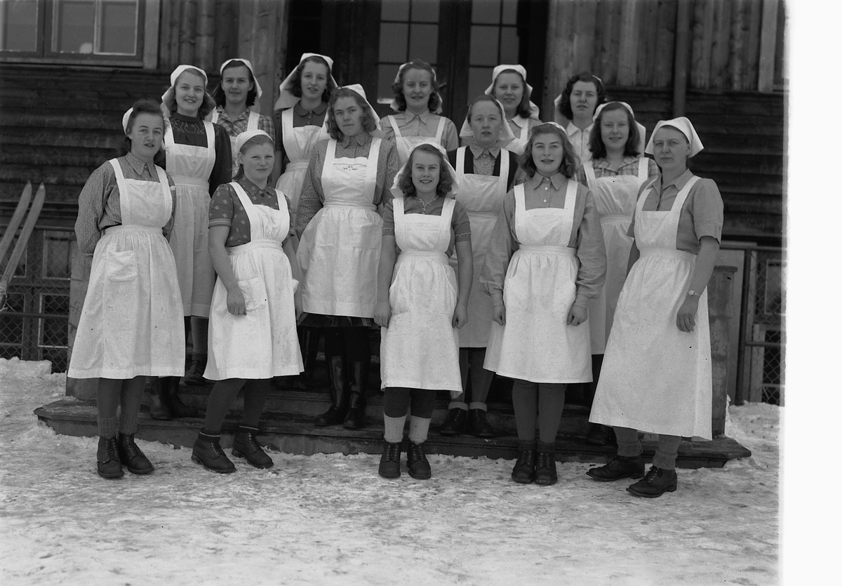 Håkon Prestkværn, SKARPSNO SKOLE i Moelv, Ringsaker, HUSHOLDNINGSKURS, GRUPPE KVINNER.