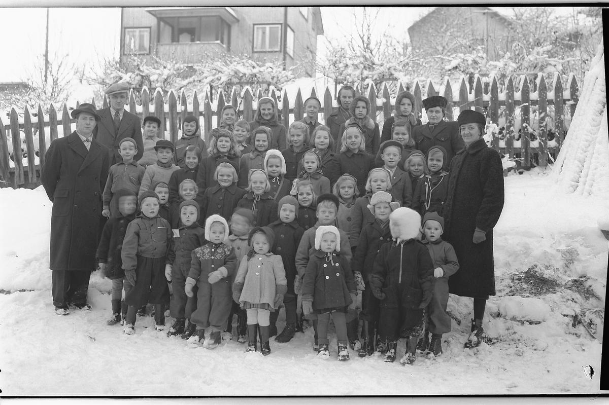 Håkon Prestkværn, PINSEMENIGHETENS SØNDAGSSKOLE, MOELV, EVANGELIESALEN I JENSTUVEGEN. LÆRERE MARIE SKAUG, BAK ESTER BAKKEN, KÅRE HAGELUND, KLAUDI BJERKEN, CA. 1947.