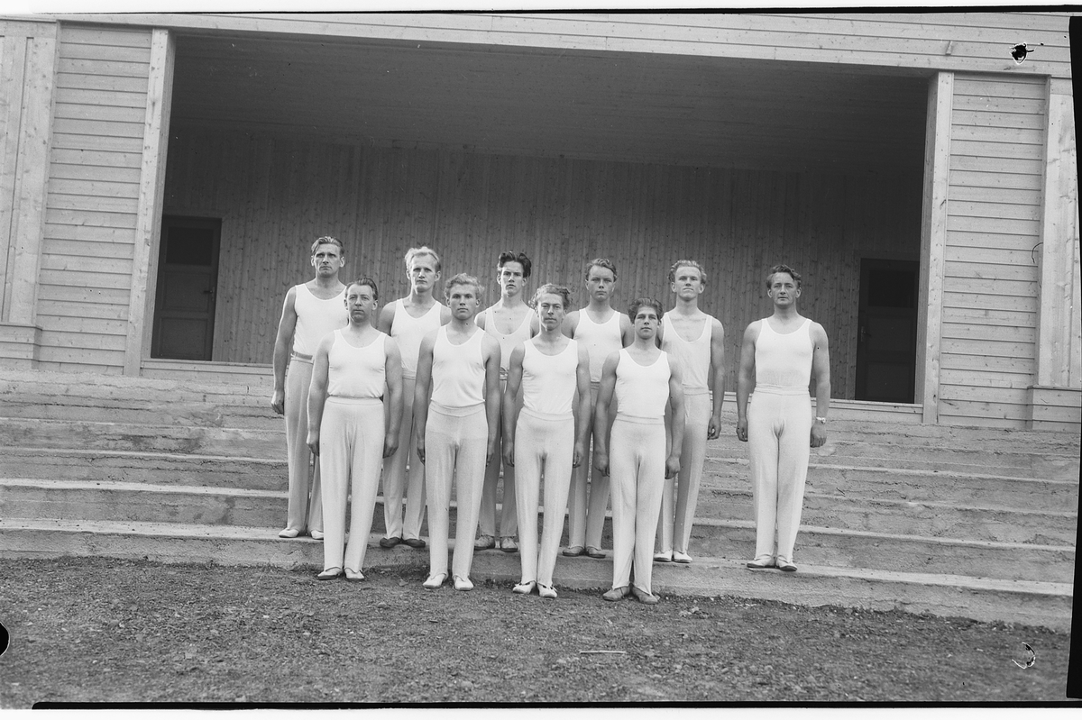 Håkon Prestkværn, MOELV TURNFORENING, TURNGRUPPE MENN FORAN F. V. MAGNE EKEBERG, OLE STORLIEN, IVAR ULVEN ( BAARDSETH ), ØYVIND KRISTIANSEN. 2 REKKE F. V. ØYSTEIN FAUCHALD, INVAR FAUCHALD, KÅRE KRISTIANSEN, OVE DAHLE, IVAR MOBERG, TRENER BJARNE BERNTSEN. 1948.