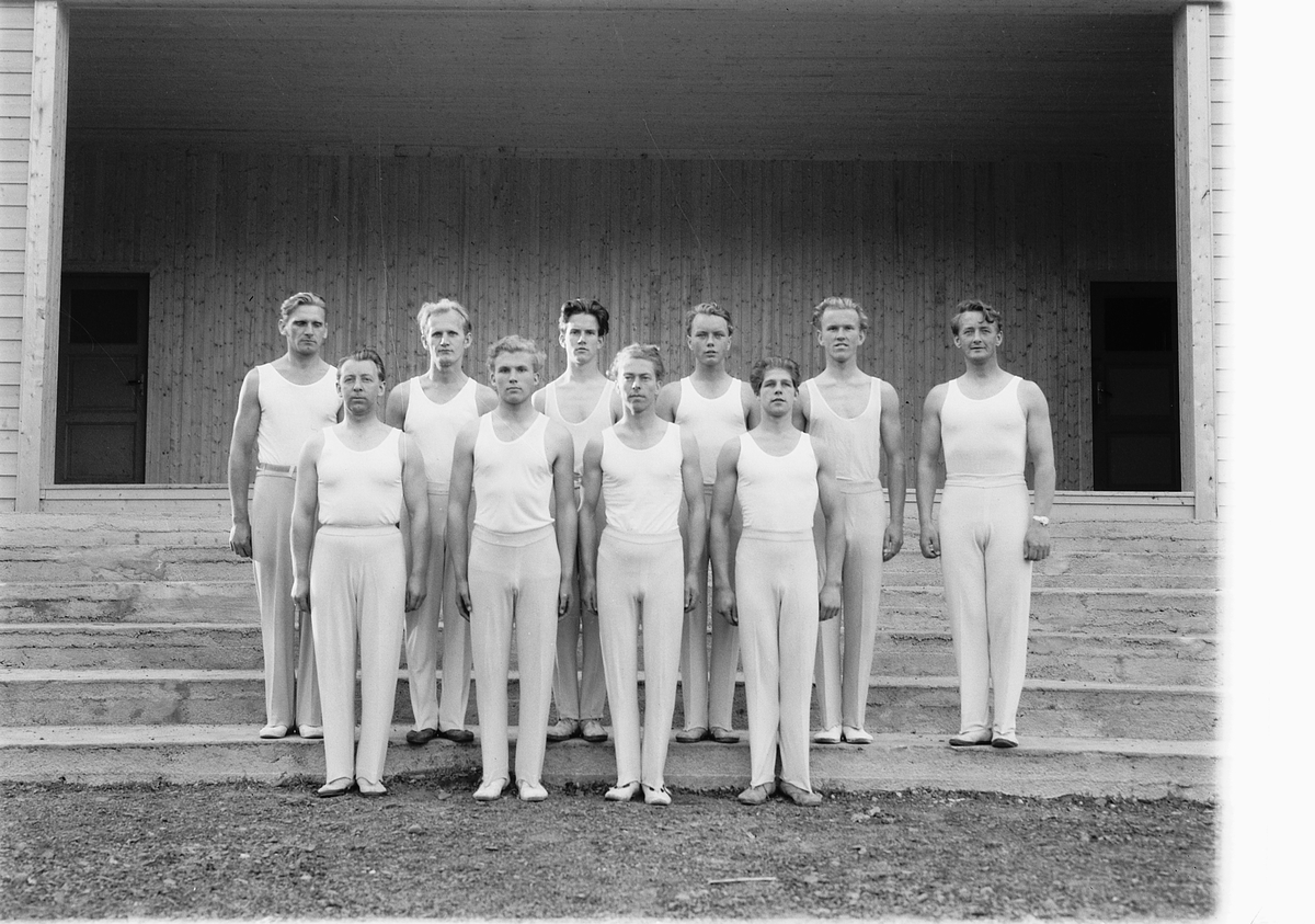 Håkon Prestkværn, MOELV TURNFORENING, TURNGRUPPE MENN FORAN F. V. MAGNE EKEBERG, OLE STORLIEN, IVAR ULVEN ( BAARDSETH ), ØYVIND KRISTIANSEN. 2 REKKE F. V. ØYSTEIN FAUCHALD, INGMAR FAUCHALD, KÅRE KRISTIANSEN, OVE DAHLE, IVAR MOBERG, TRENER BJARNE BERNTSEN. 1948.