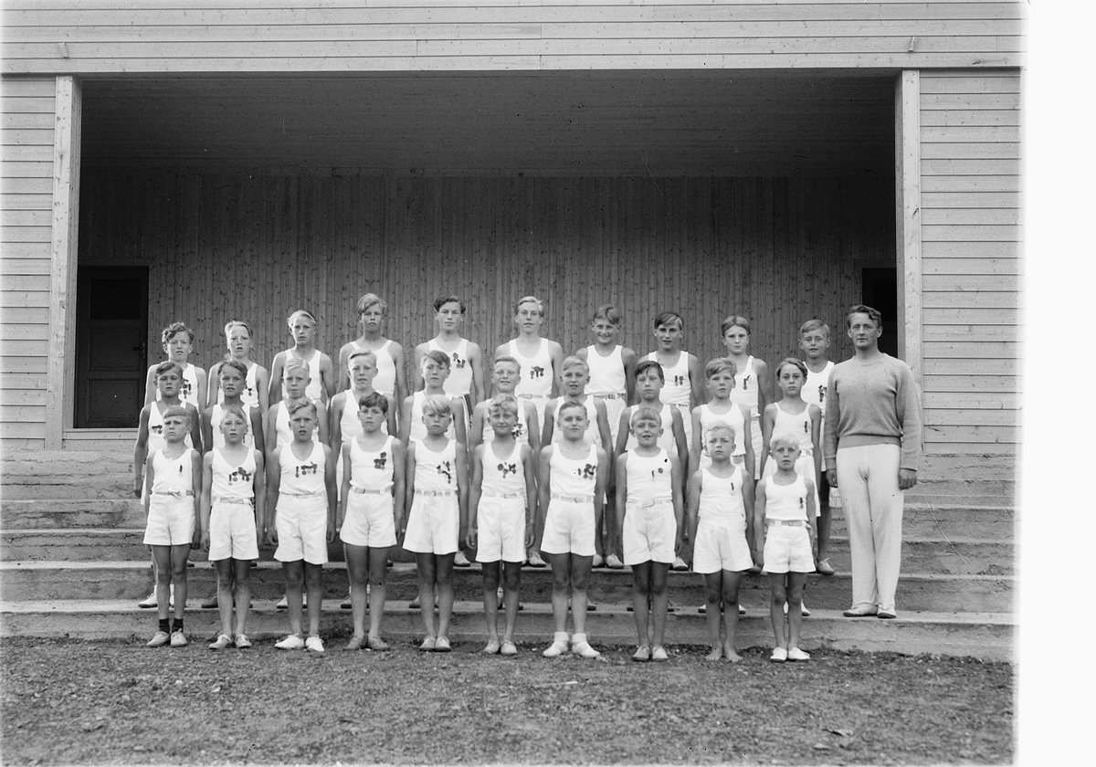 Håkon Prestkværn, MOELV TURNFORENING, TURNGRUPPE. FORAN F. V. ARILD MARTINSEN, FINN FRUSETH, ÅGE JOHANSEN, JON JOHNSEN, ARVE ENG, JAN HANSEN, ARNE PETTERSEN, SVEIN TANGEN, LARS EVENSEN, HELGE EVENSEN, INSTRUKTØR BJARNE BERNTSEN. 2. REKKE F. V. ARNE JOHANNESSEN, BJØRN GUNNAR BERNTSEN, FINN JOHANSEN, MAGNE DOKKEN, JAN…